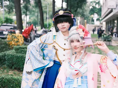 Two cosplayers in traditional Japanese attire posing outdoors with vibrant costu 4k anime wallpaper