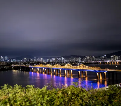 Stunning night view of Dongho Bridge over Han River, Seoul, with illuminated cit 4k city wallpaper