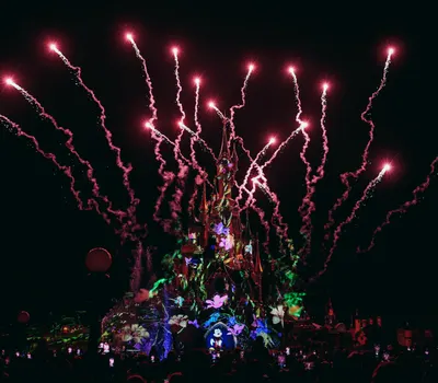 Dazzling fireworks light up the night sky at Disneyland Paris, showcasing the en 4k fantasy wallpaper