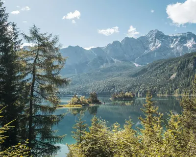 Stunning landscape of Lake Eibsee with the towering Zugspitze mountain in Bavari 4k lake wallpaper