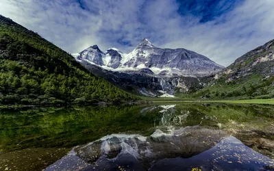 Stunning snow-capped mountains reflected in a tranquil lake surrounded by lush g 4k lake wallpaper