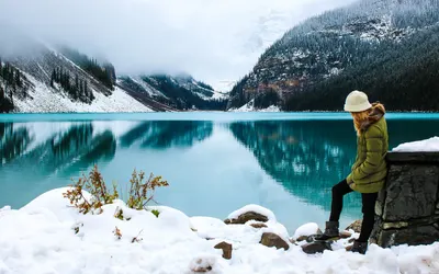 Woman hike lake 4k lake wallpaper