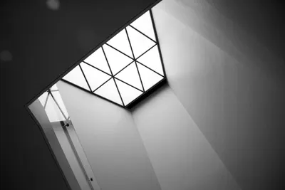 A low-angle shot of a geometrically designed ceiling in black and white. 4k minimal wallpaper