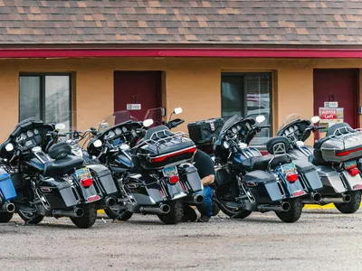 Several touring motorcycles parked in front of a motel in Williams, Arizona, alo 4k motorcycle wallpaper