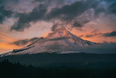 Captivating view of snow-capped Mount Hood surrounded by vibrant sunset skies an 4k mountain wallpaper