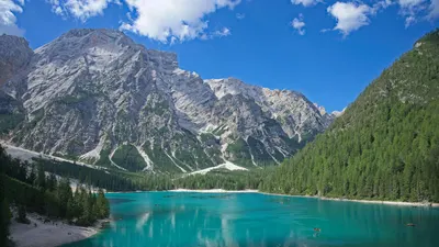 Panoramic view of Braies Lake with turquoise water and majestic mountains in Sou 4k mountain wallpaper