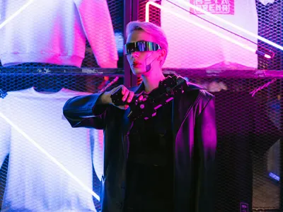A futuristic woman in a cyberpunk outfit with neon lights and eyewear. 4k neon wallpaper