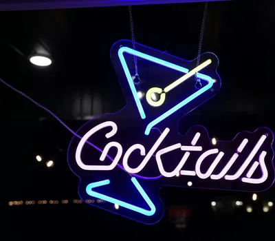 Bright neon sign displaying 'Cocktails', perfect for nightlife and bar themes. 4k neon wallpaper