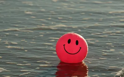 Ball beach happy 4k ocean wallpaper