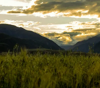 Stunning sunset view of the Andean mountains and fields in Cusco, Peru, highligh 4k sunset wallpaper